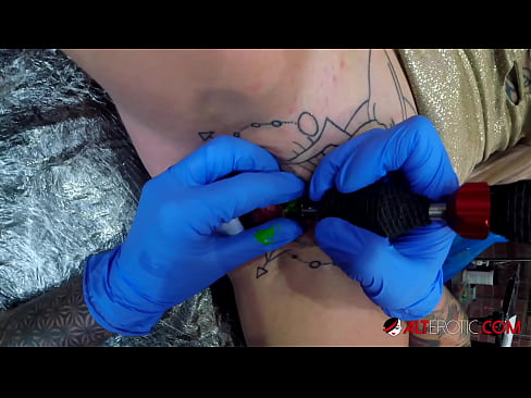 ❤️ Uiters getatoeëerde hottie Sully Savage het 'n tatoeëermerk op haar klitoris gekry ❤❌ Pornovideo by porn af.hellporno-com.ru ❌️